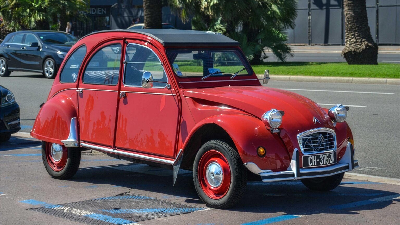Citroen-2-CV-in-Nice