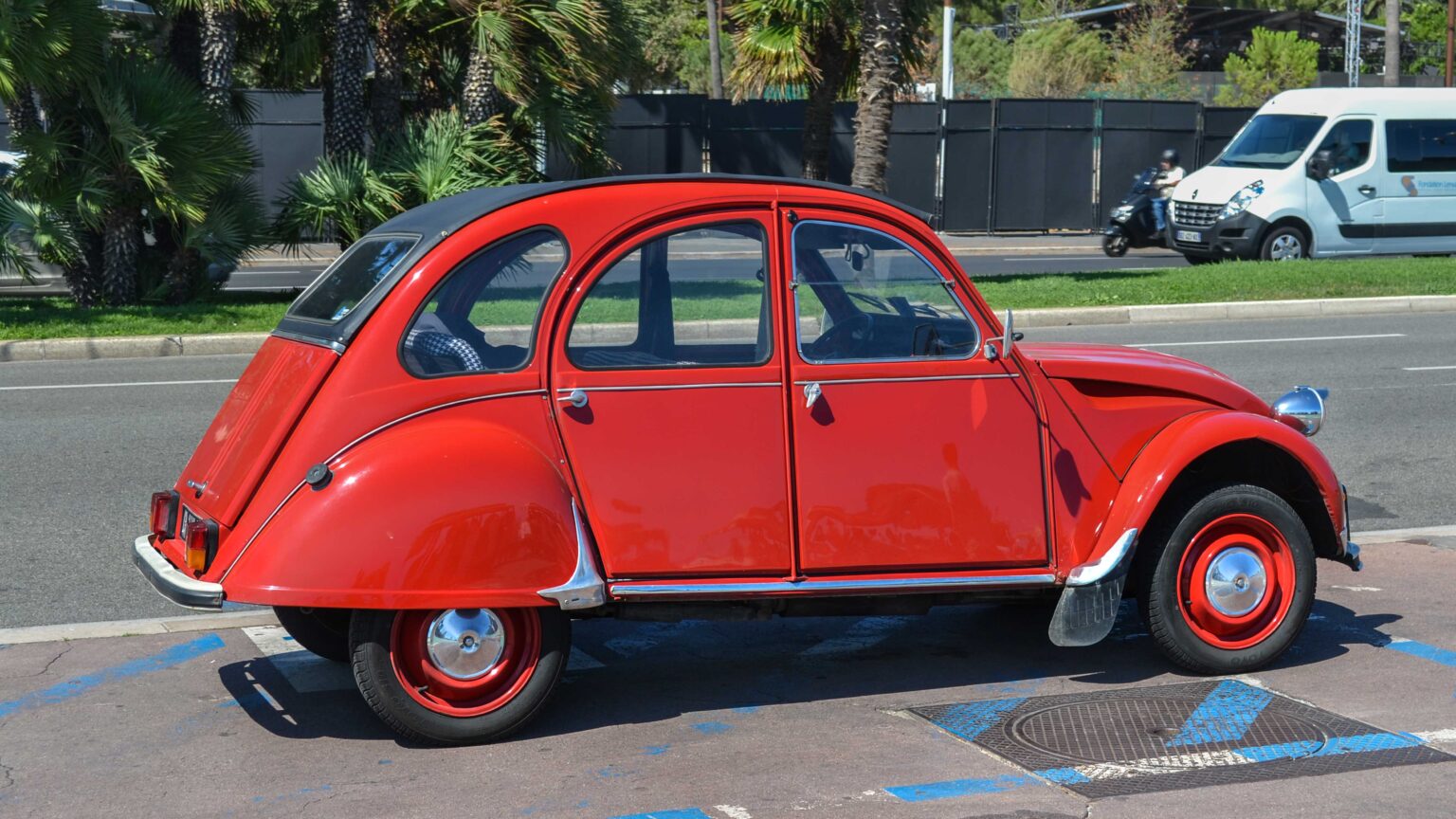 Citroen-2-CV-red-in-Nice