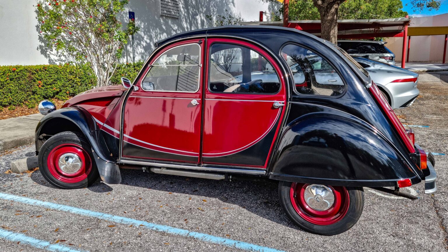 Citroen-2CV-two-paint