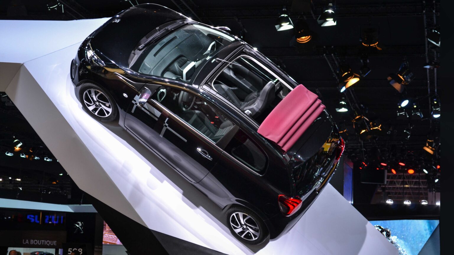 Citroen-C1-on-the-wall