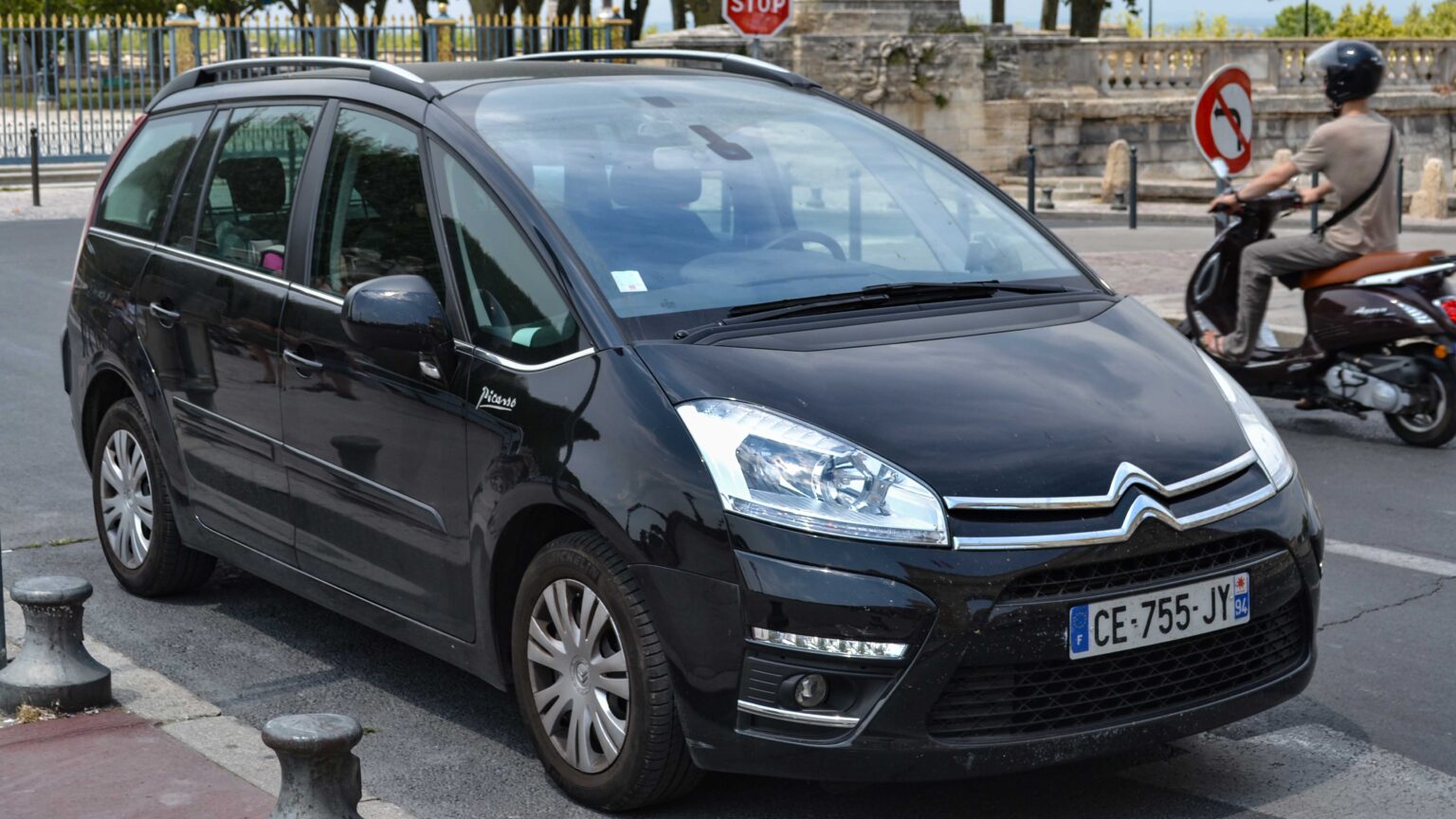 Citroen-C4-Grand-Picasso-parked