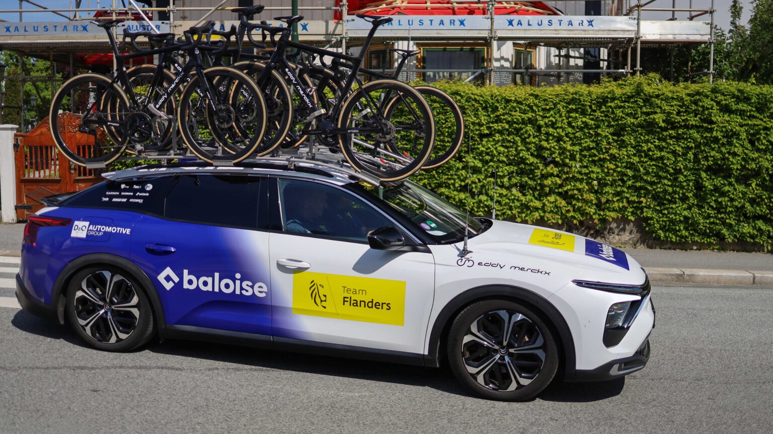 Citroen-C5-X-in-race