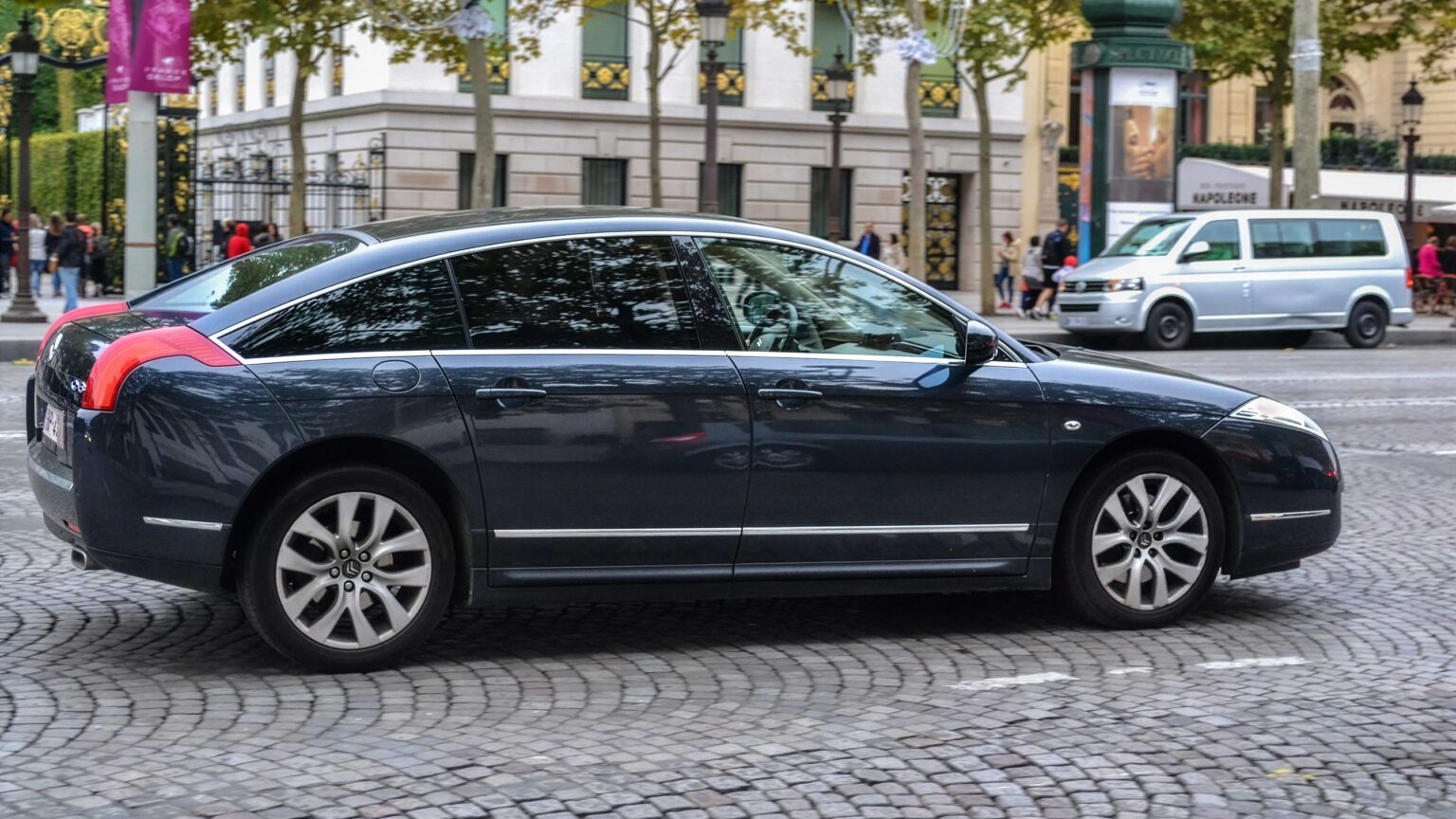 Citroen-C6-in-Paris