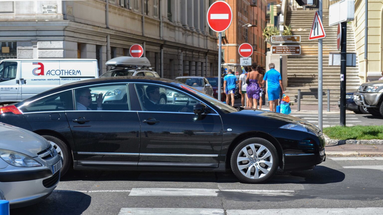 Citroen-C6-in-traffic