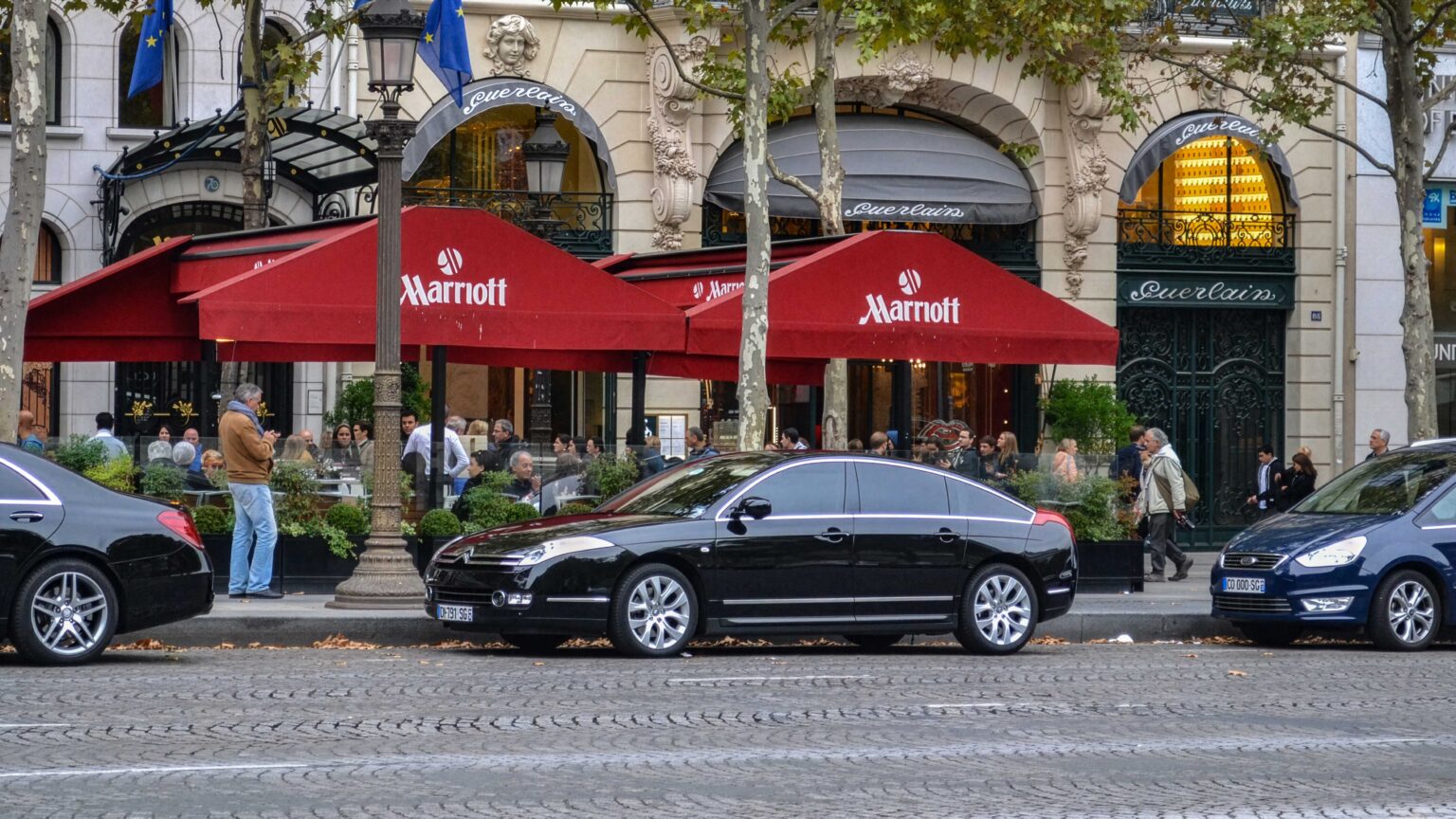 Citroen-C6-parked-in-Paris