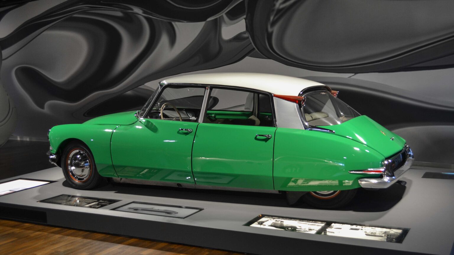 Citroen-DS-19-1956-at-Autostadt-Wolfsburg