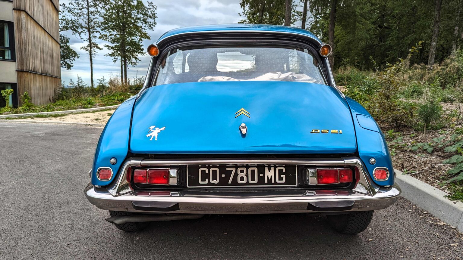 Citroen-DS-21-blue-tail