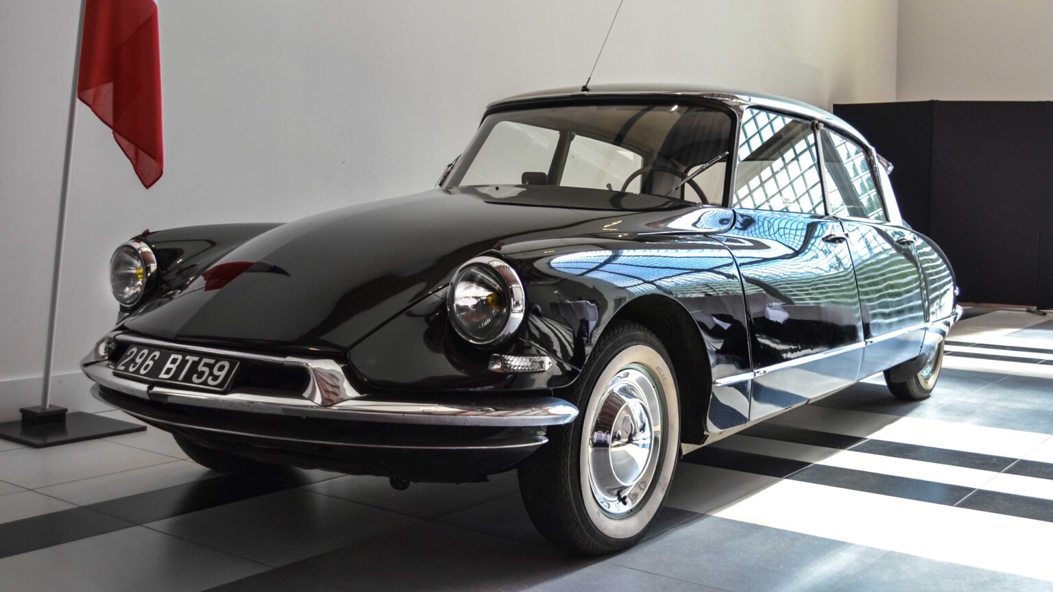 Citroen-DS-black-at-Louwman-Museum