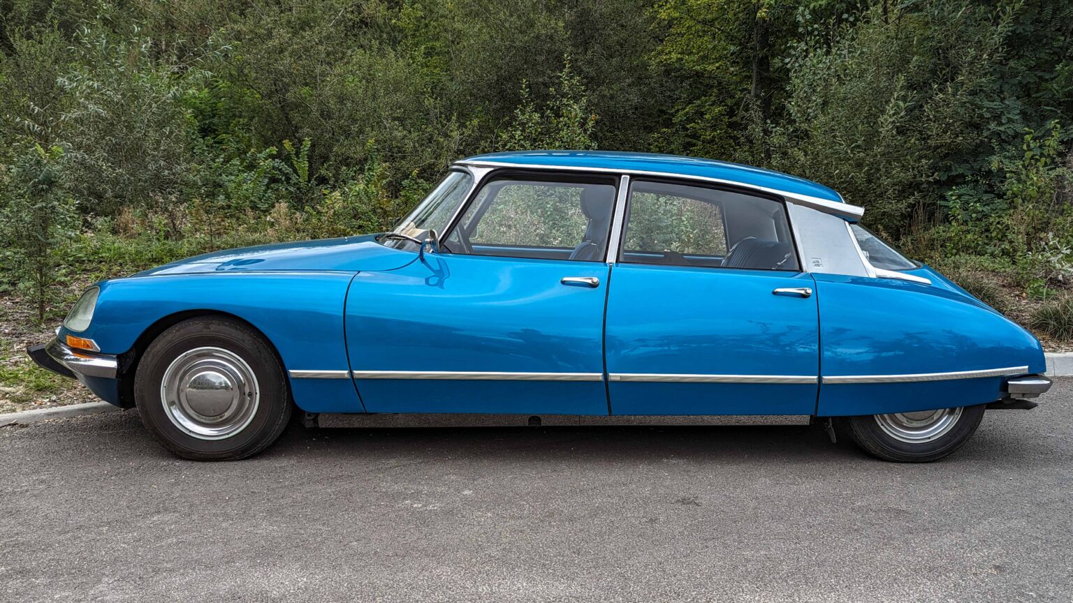 Citroen-DS-blue-side