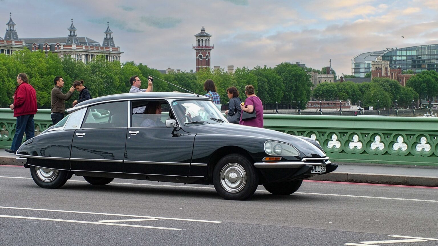 Citroen-DS-in-London