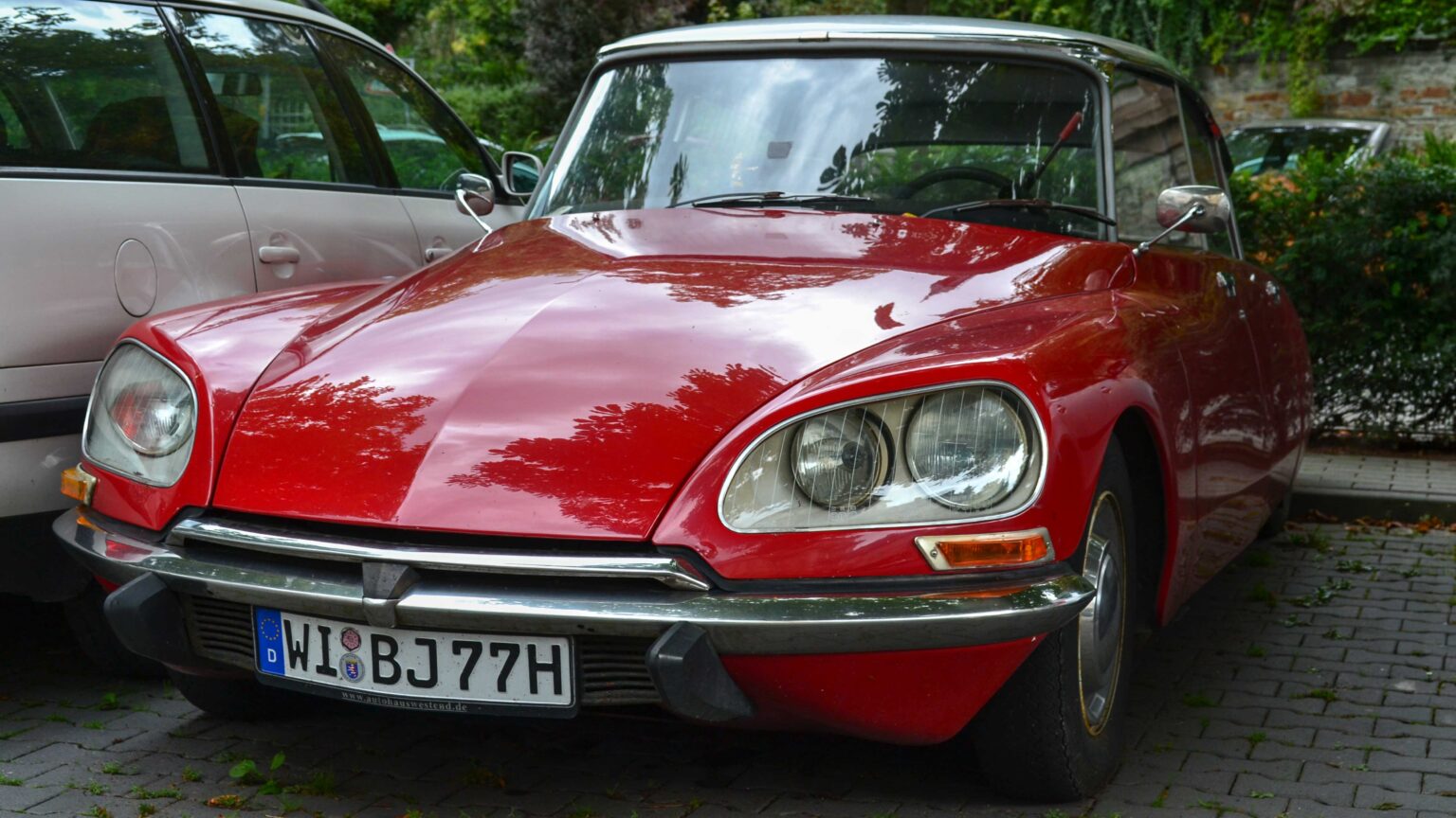Citroen-DS-red-parked
