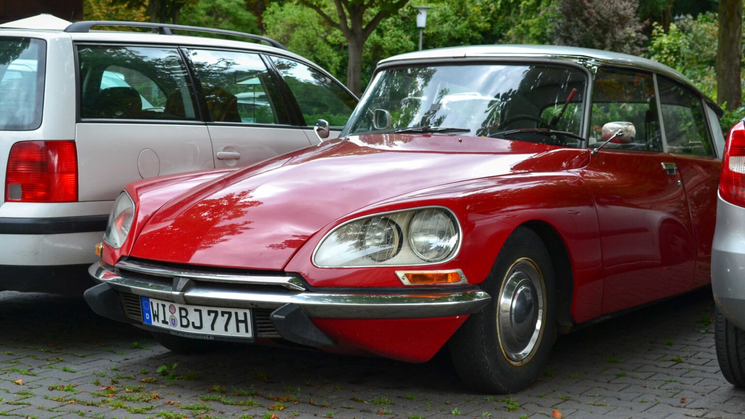 Citroen-DS-red-parked-in-Wiesbaden