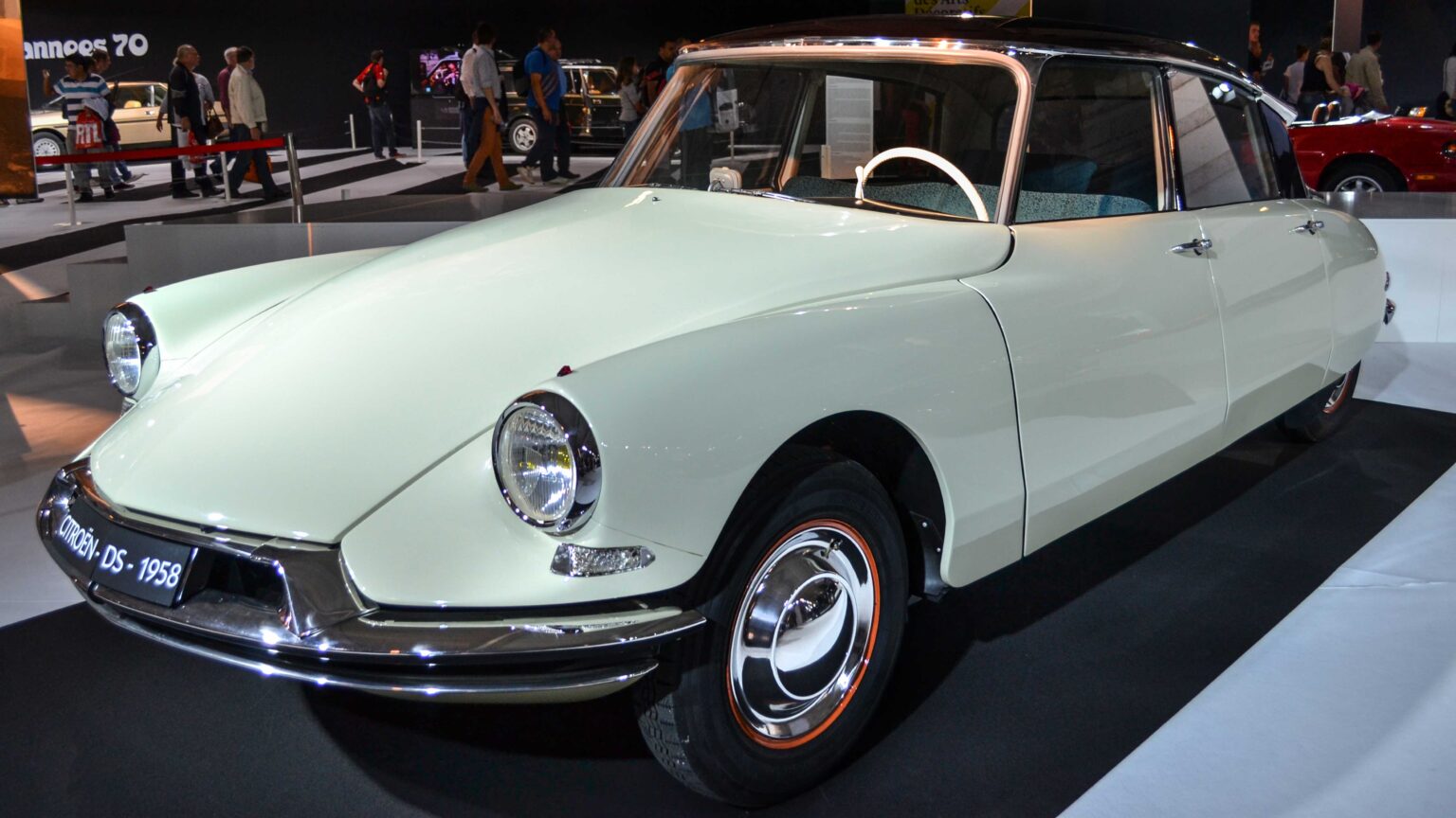 Citroen-DS-white-at-IAA-Paris