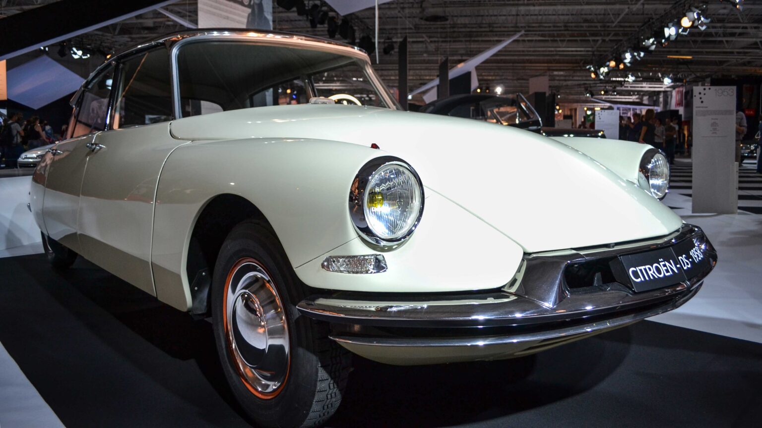 Citroen-DS-white-in-Paris