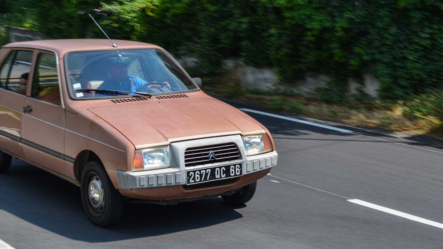 Citroen-Visa-driving