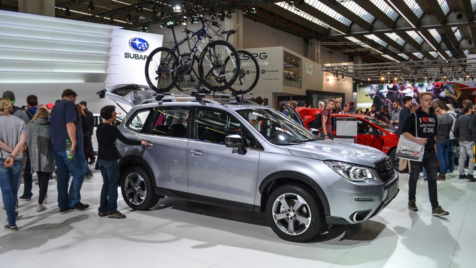 Subaru-Forester-silver-with-bike-rack