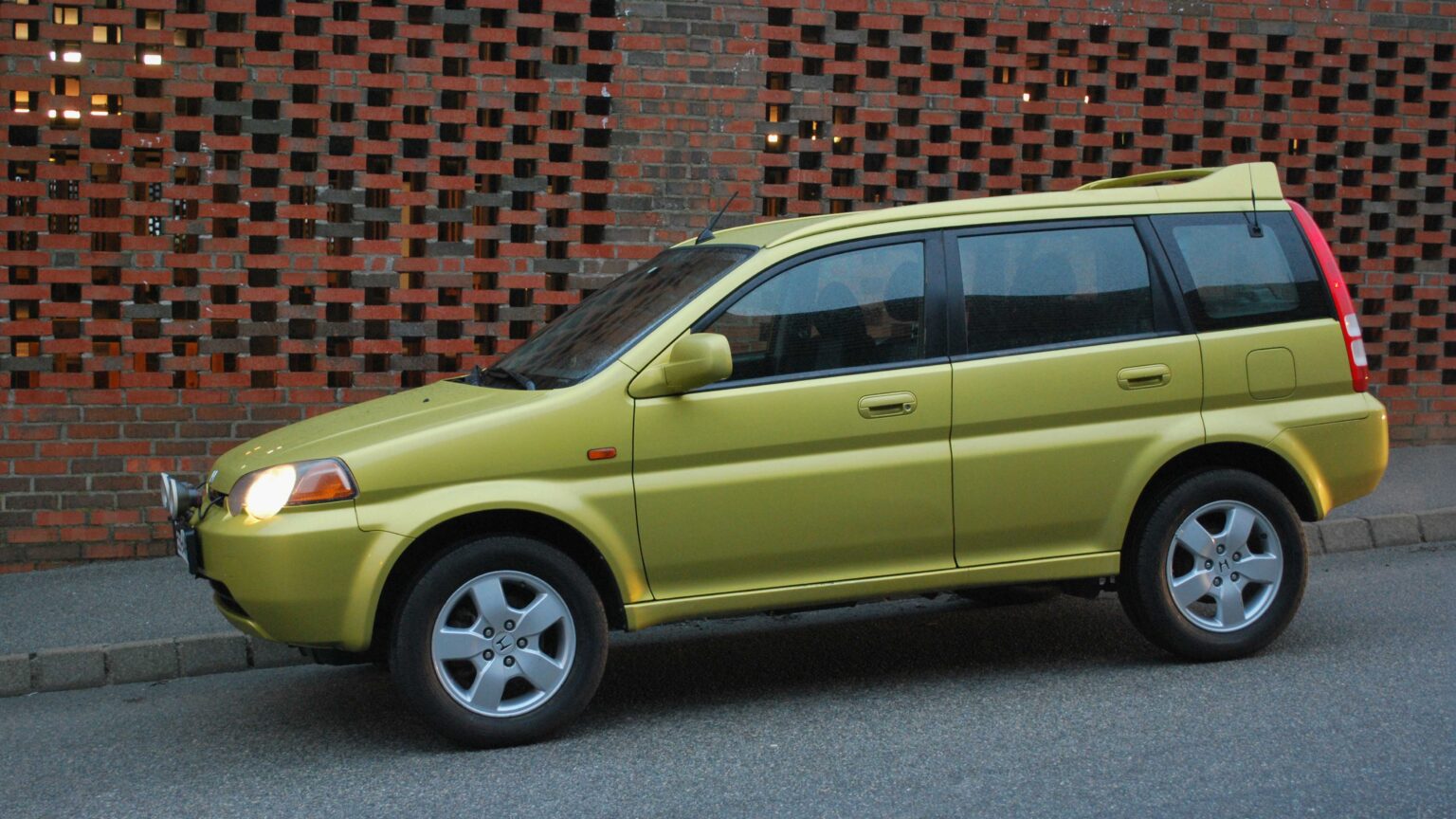 Honda-HR-V-yellow-metallic