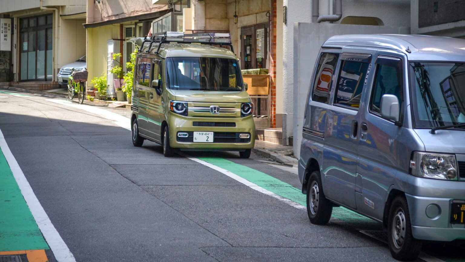 Honda-N-Van-at-Tokyo-street