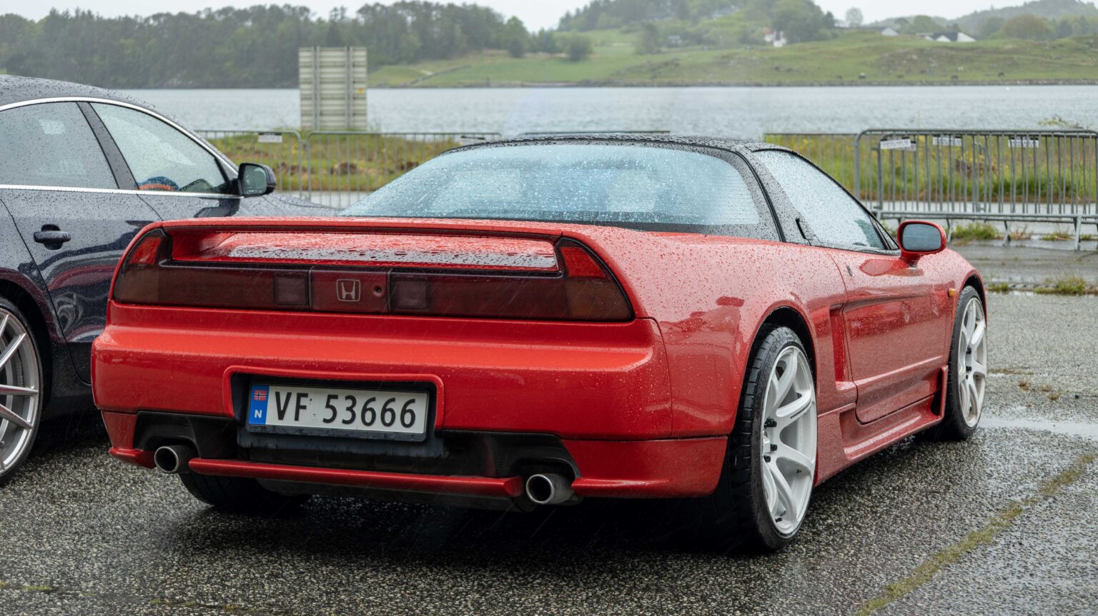 Honda-NSX-red-in-rain