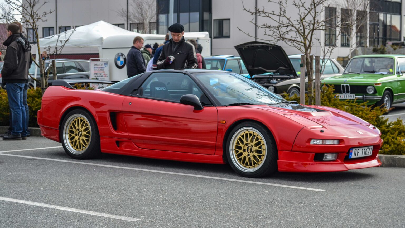 Honda-NSX-red-with-golden-rims