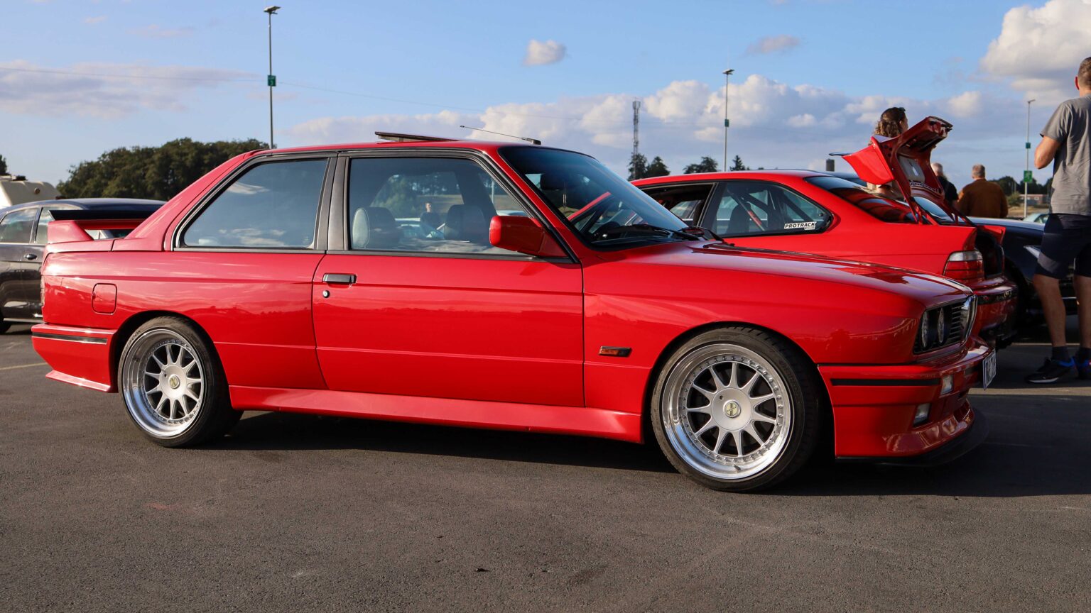 BMW-M3-E30-red-side