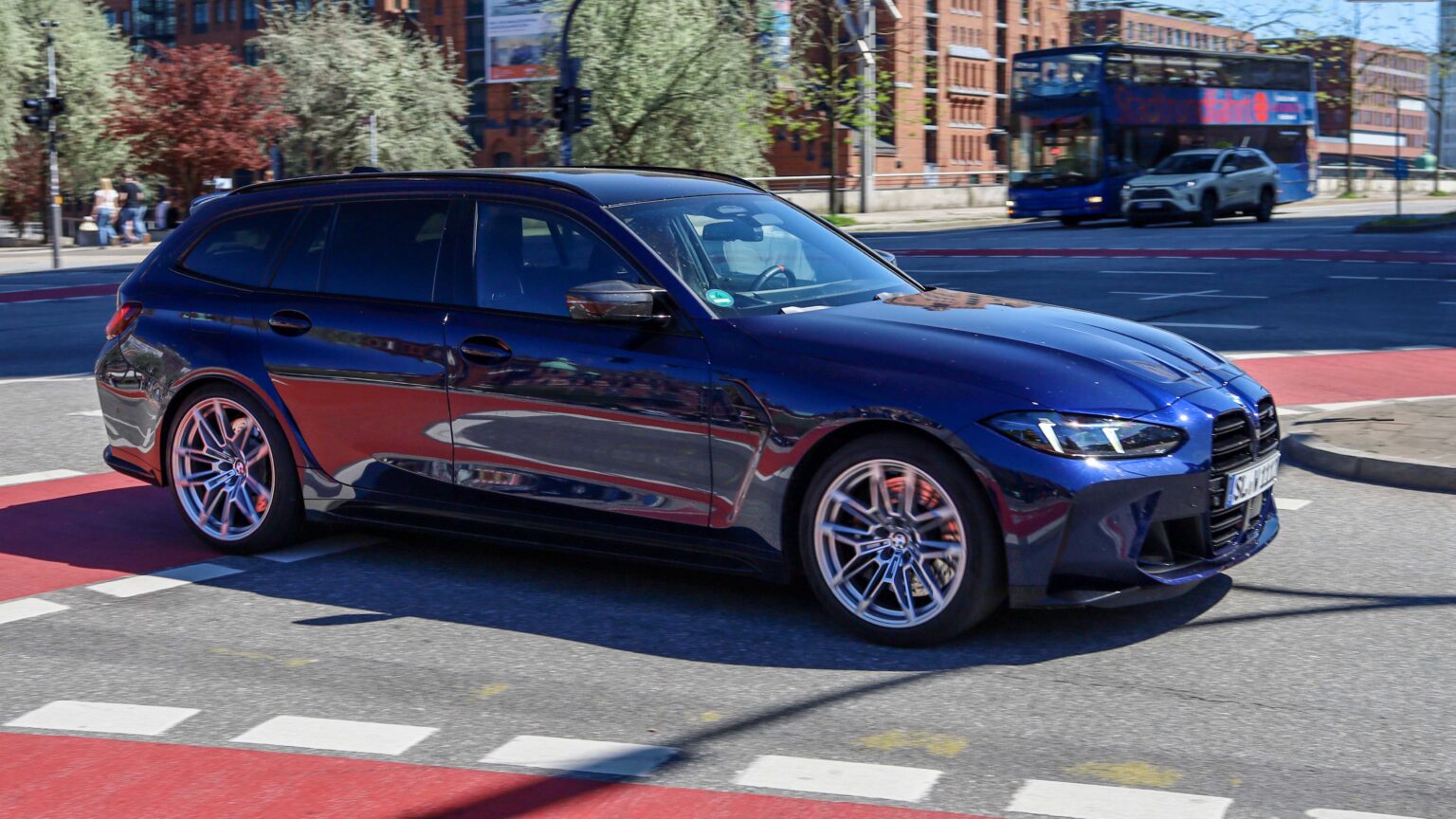 BMW-M3-Touring-driving-in-Hamburg