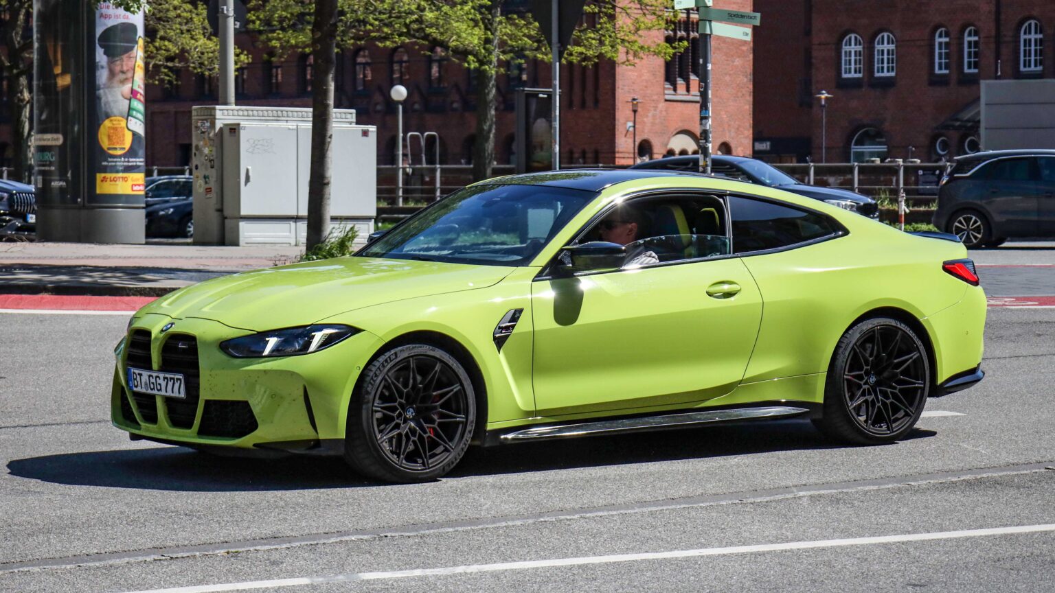 BMW-M4-Coupe-yellow
