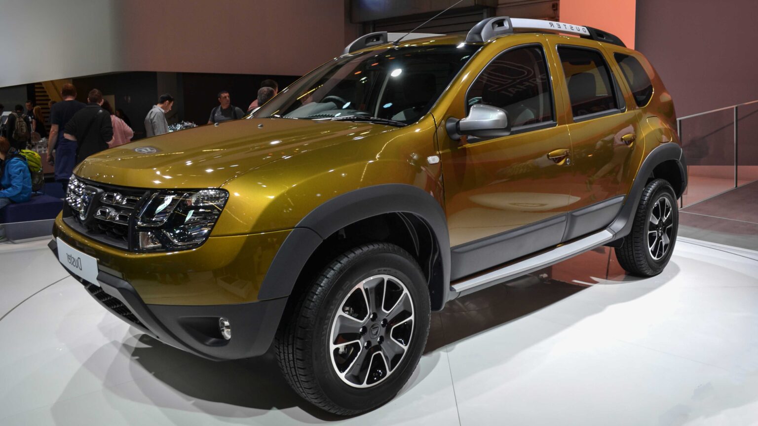 Dacia SUV in front three-quarter view