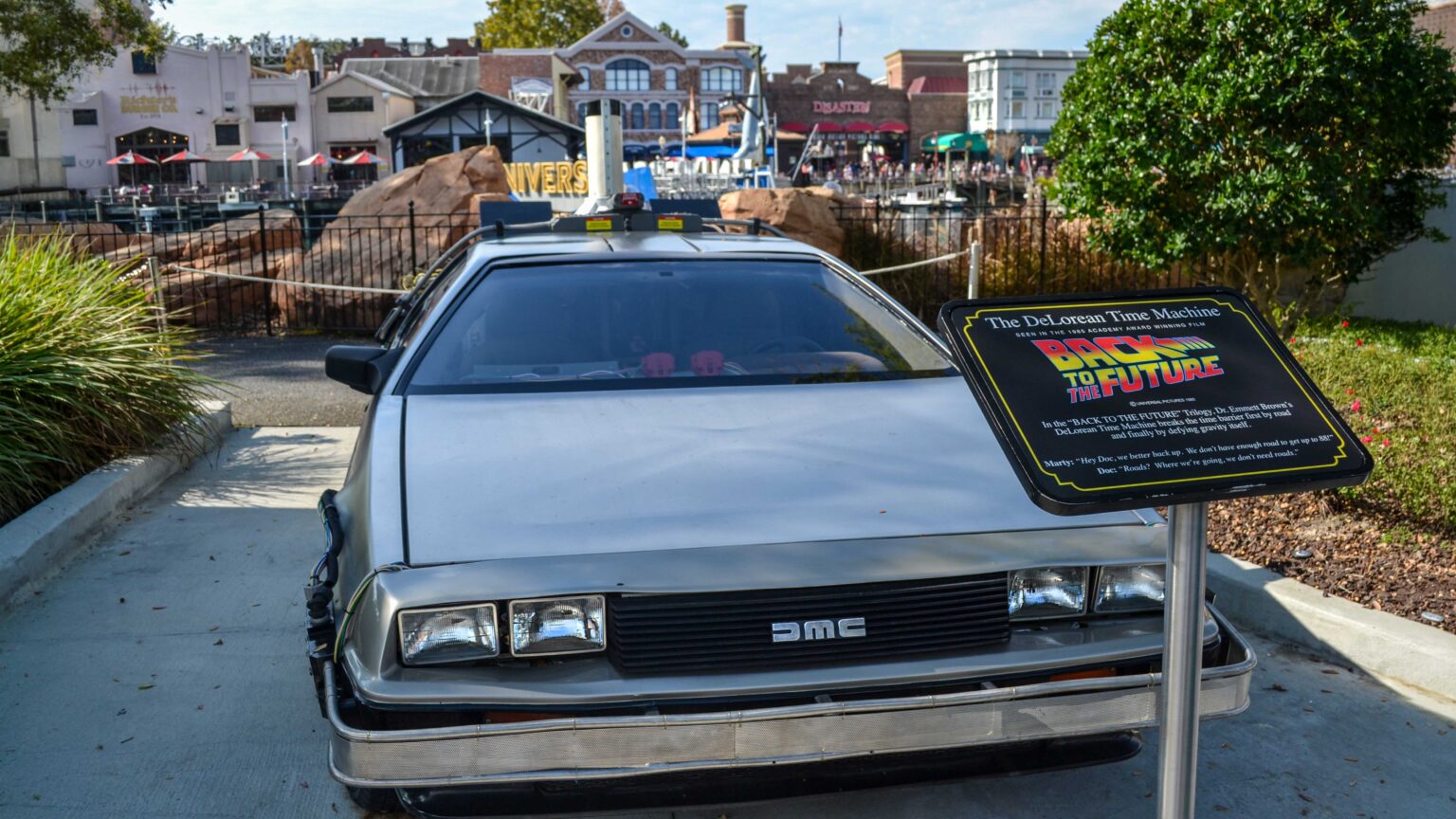 De-Lorean-Time-Machine-in-Universal-Studios