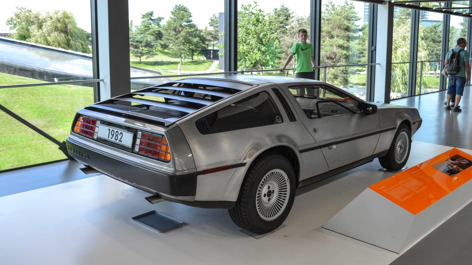 Delorean-DMC-at-Autostadt