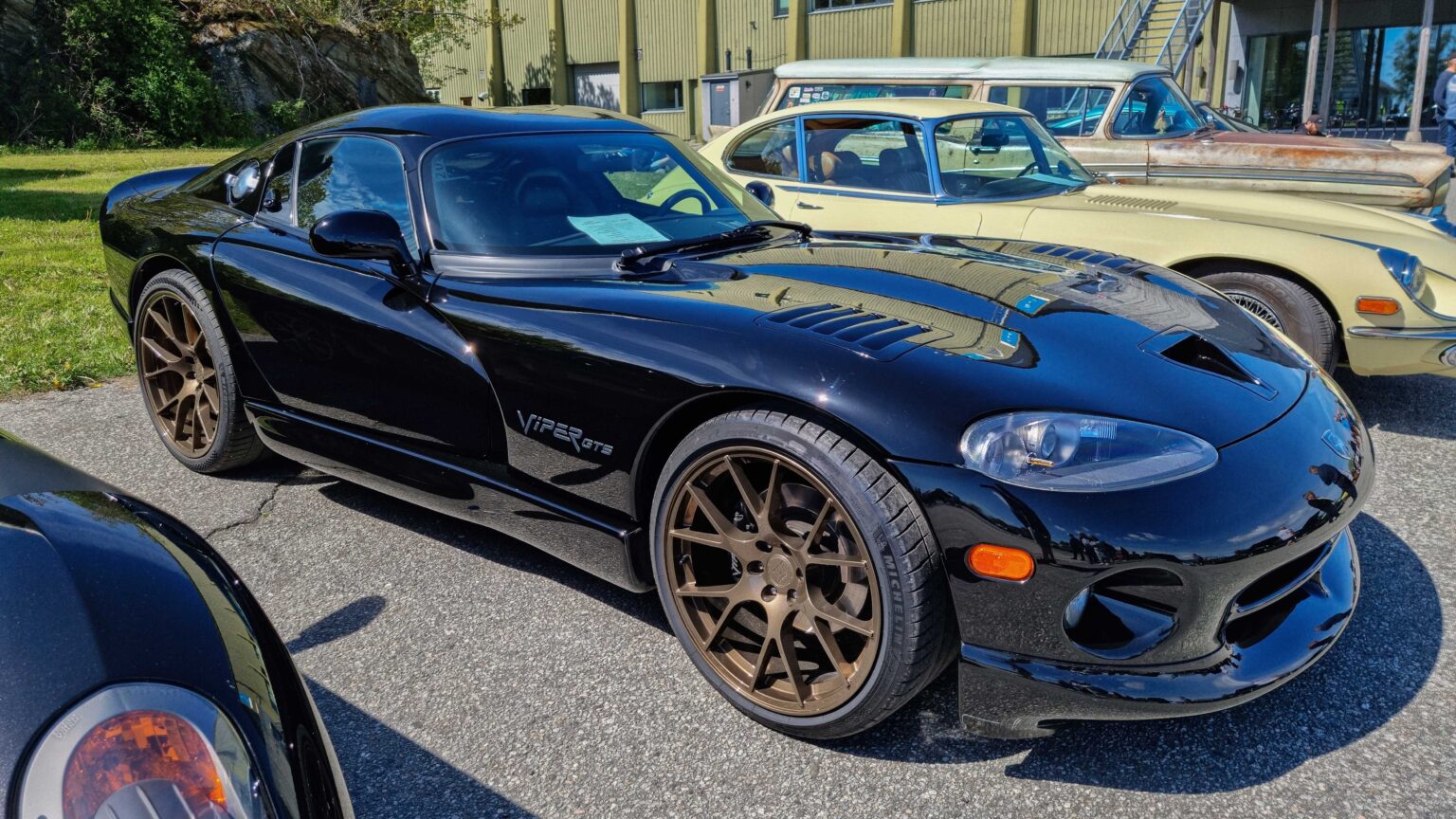 Dodge-Viper-GTS-black