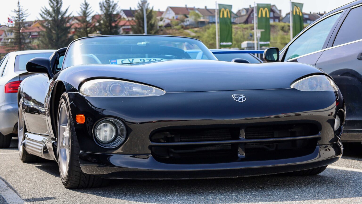 Dodge-Viper-black-front