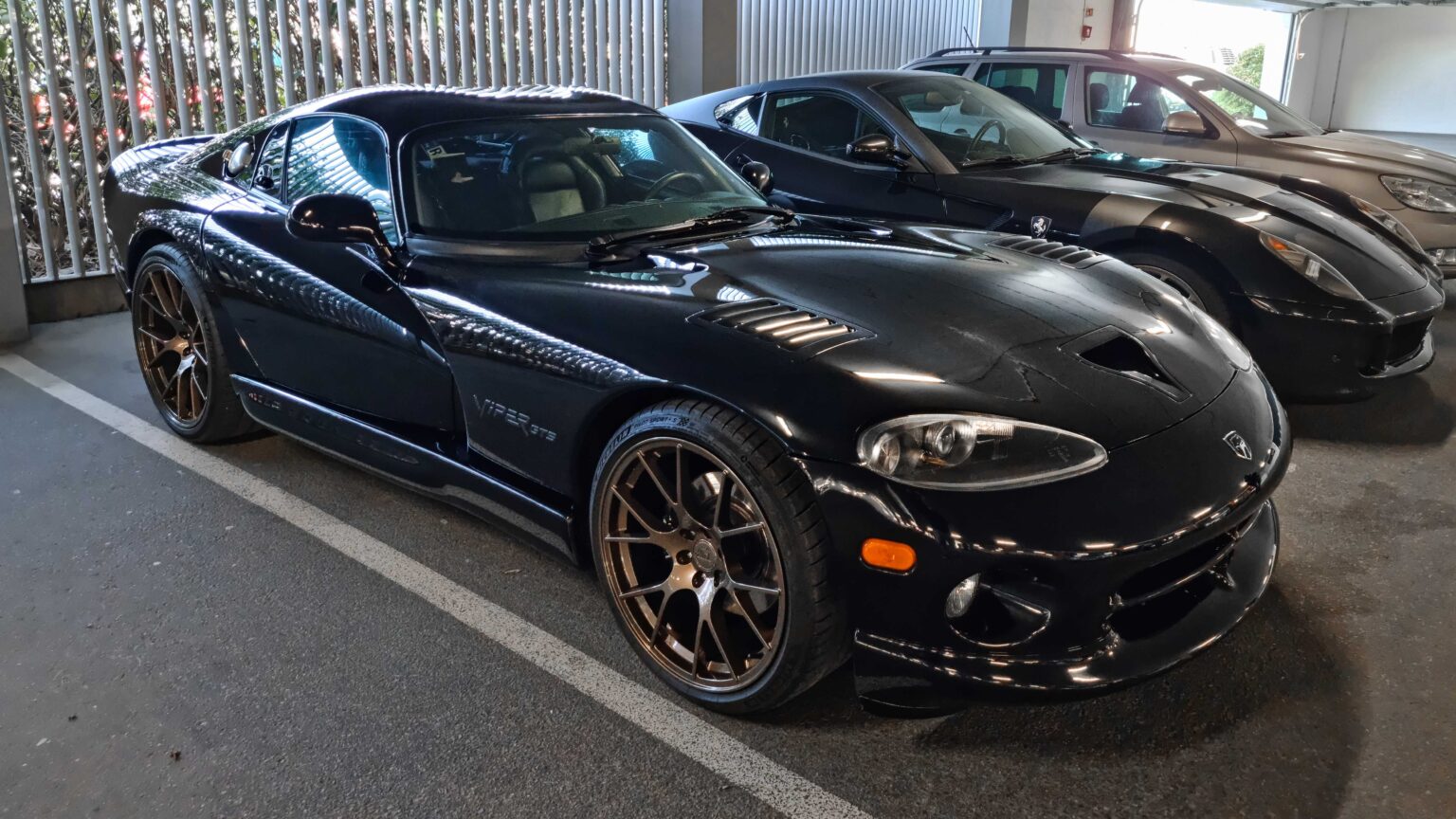 Dodge-Viper-black-side