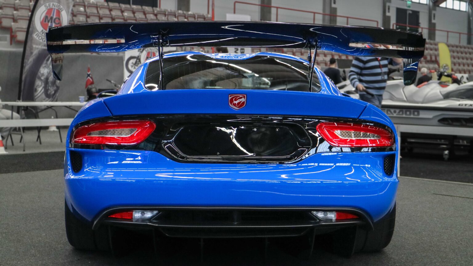 Dodge-Viper-blue-rear