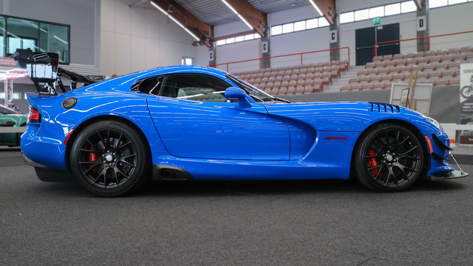 Dodge-Viper-blue-side