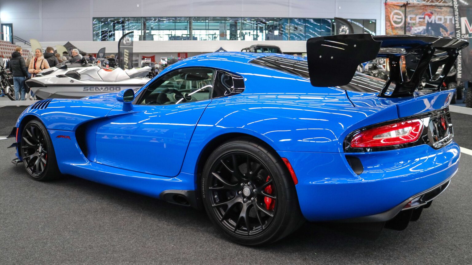Dodge-Viper-blue-tail