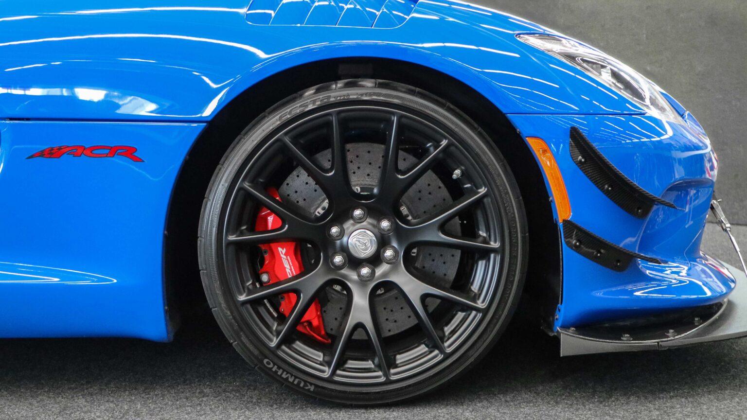 Dodge-Viper-blue-wheel