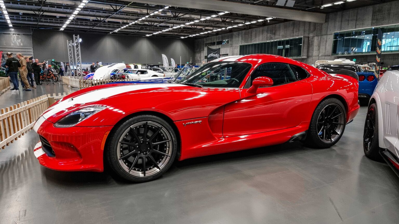 Dodge-Viper-red-side