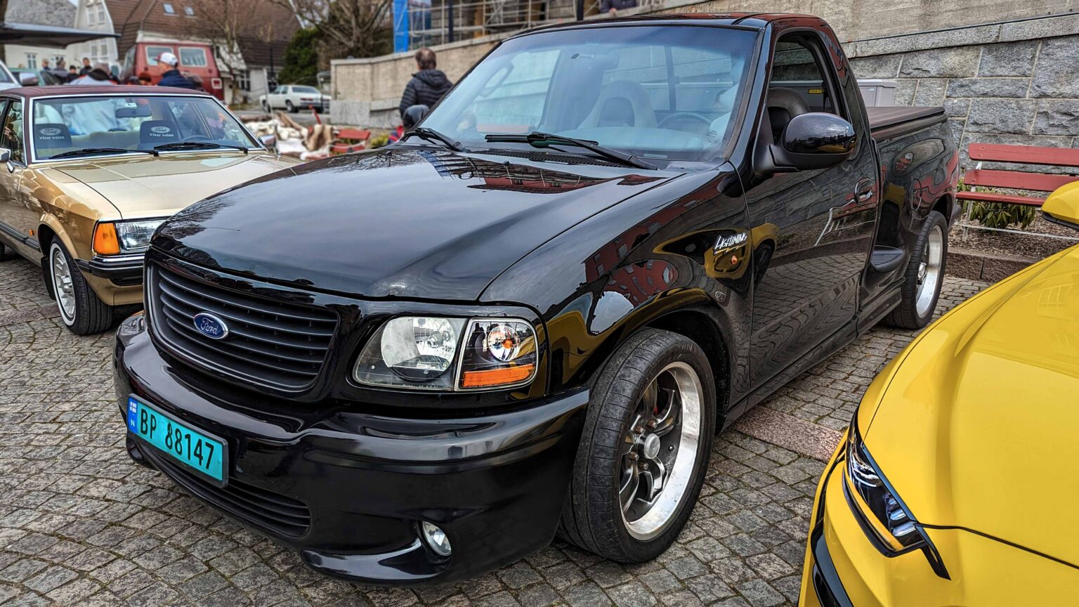 Ford-F-150-Lightning-2004