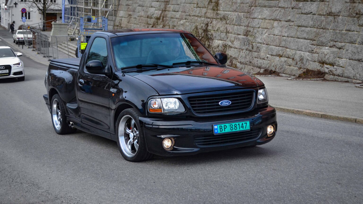 Ford-F-150-Lightning-2004-black