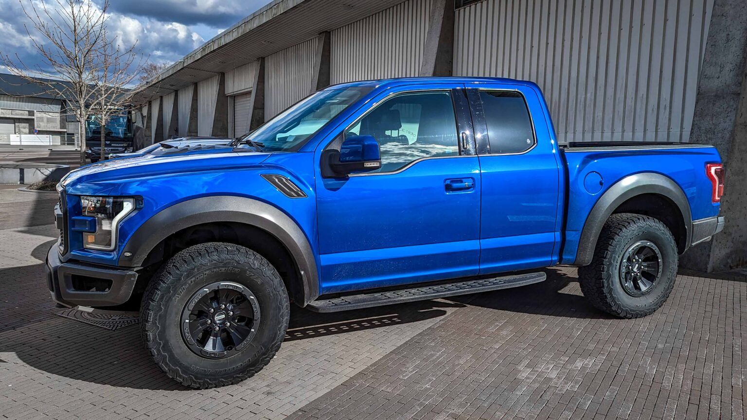Ford-F-150-Raptor-blue-side
