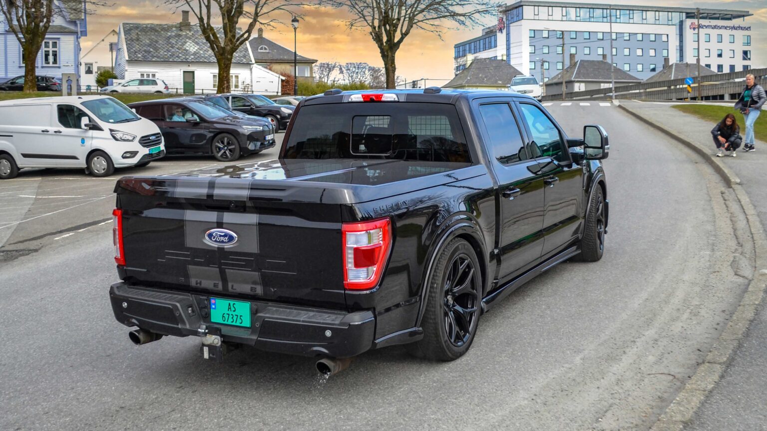 Ford-Shelby-F-150-Supersnake-2022-driving