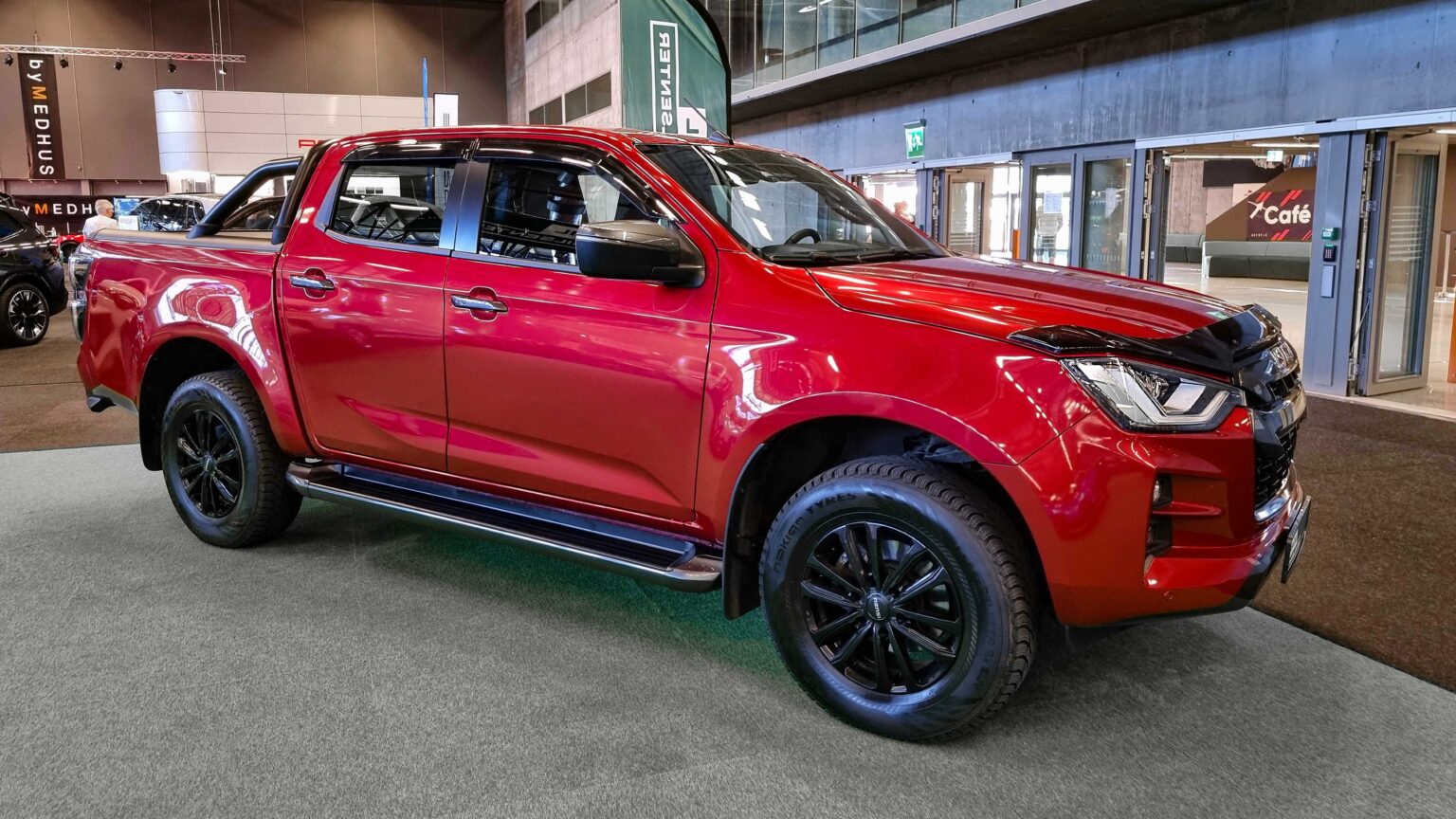 Isuzu-D-Max-2022-red