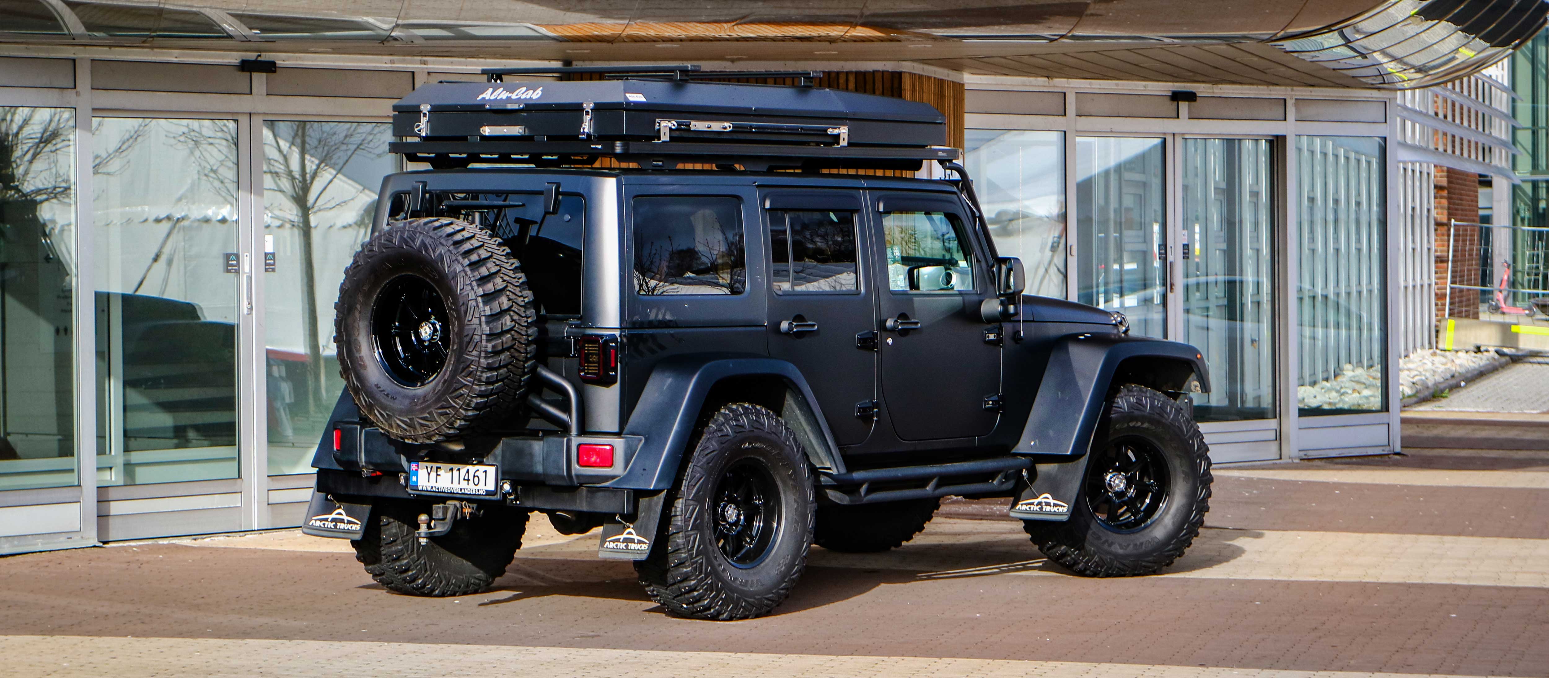 Jeep rear corner, with roof tent