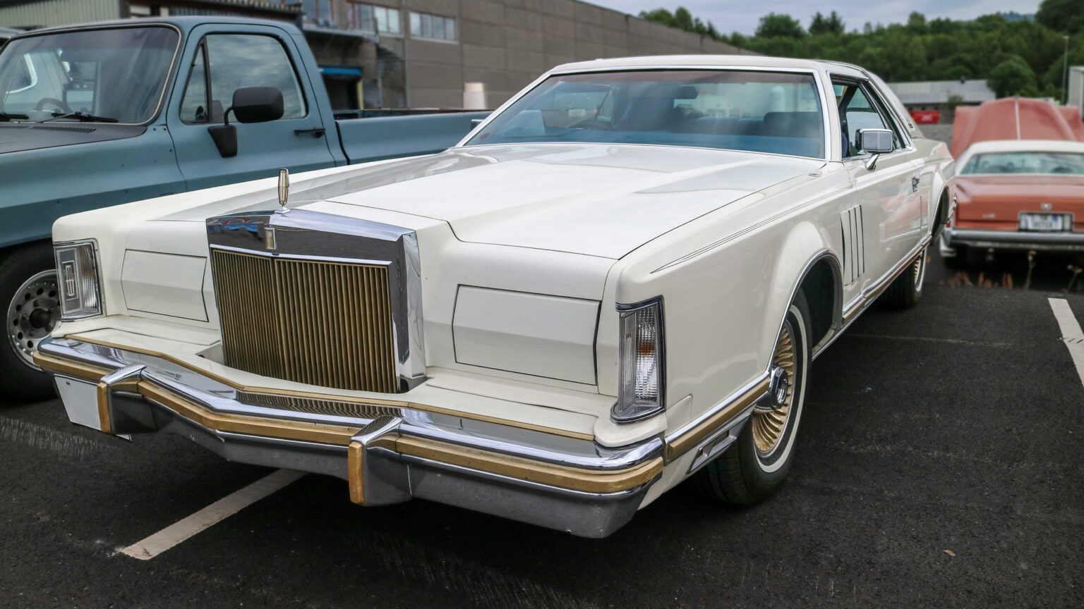 Lincoln luxury sedan in front three-quarter view