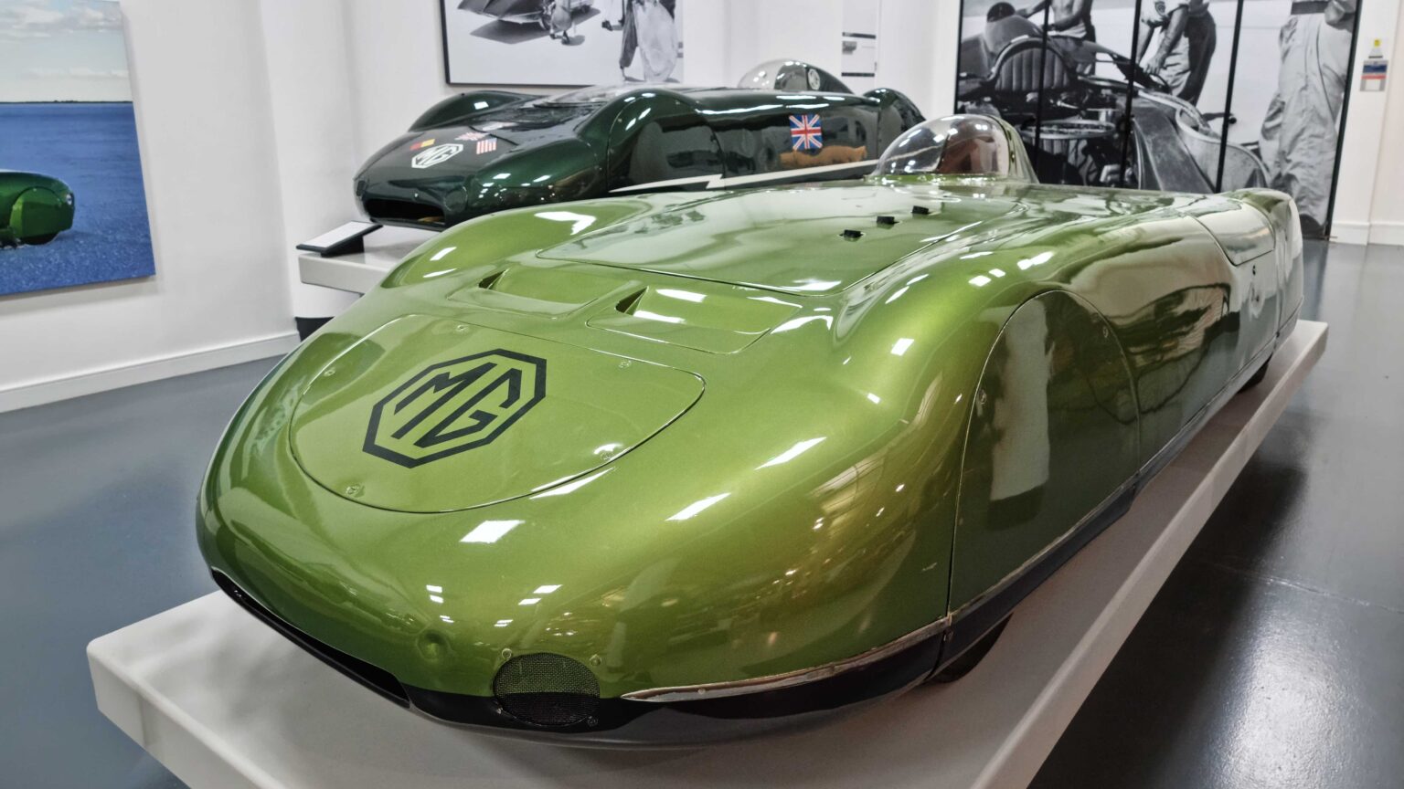 Concept MG roadster in front three-quarter view