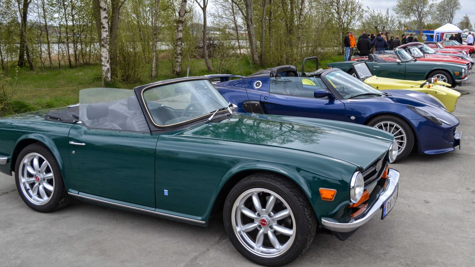 Triumph-TR-6-1976-at-car-meet
