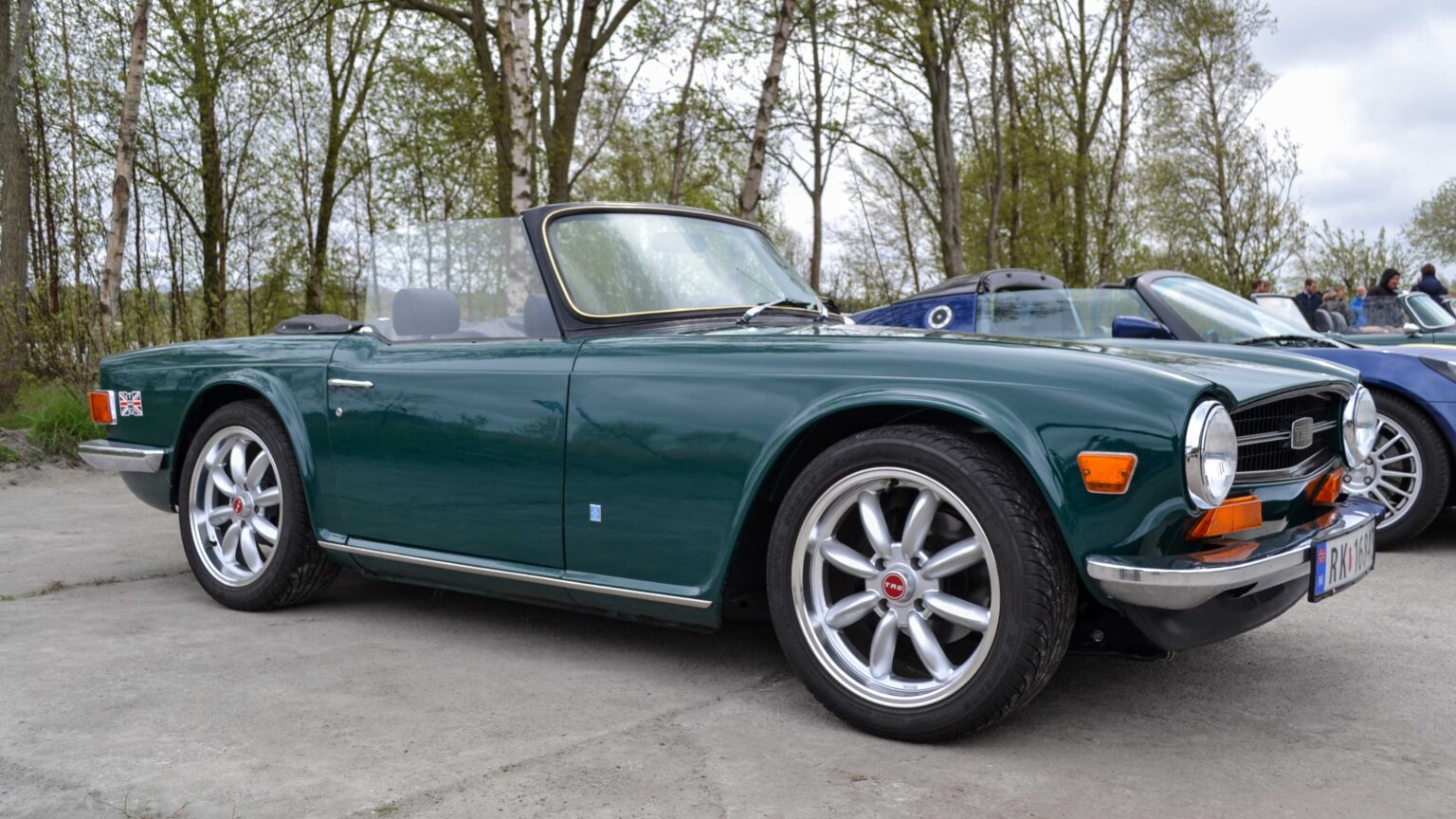 Triumph-TR-6-1976-side