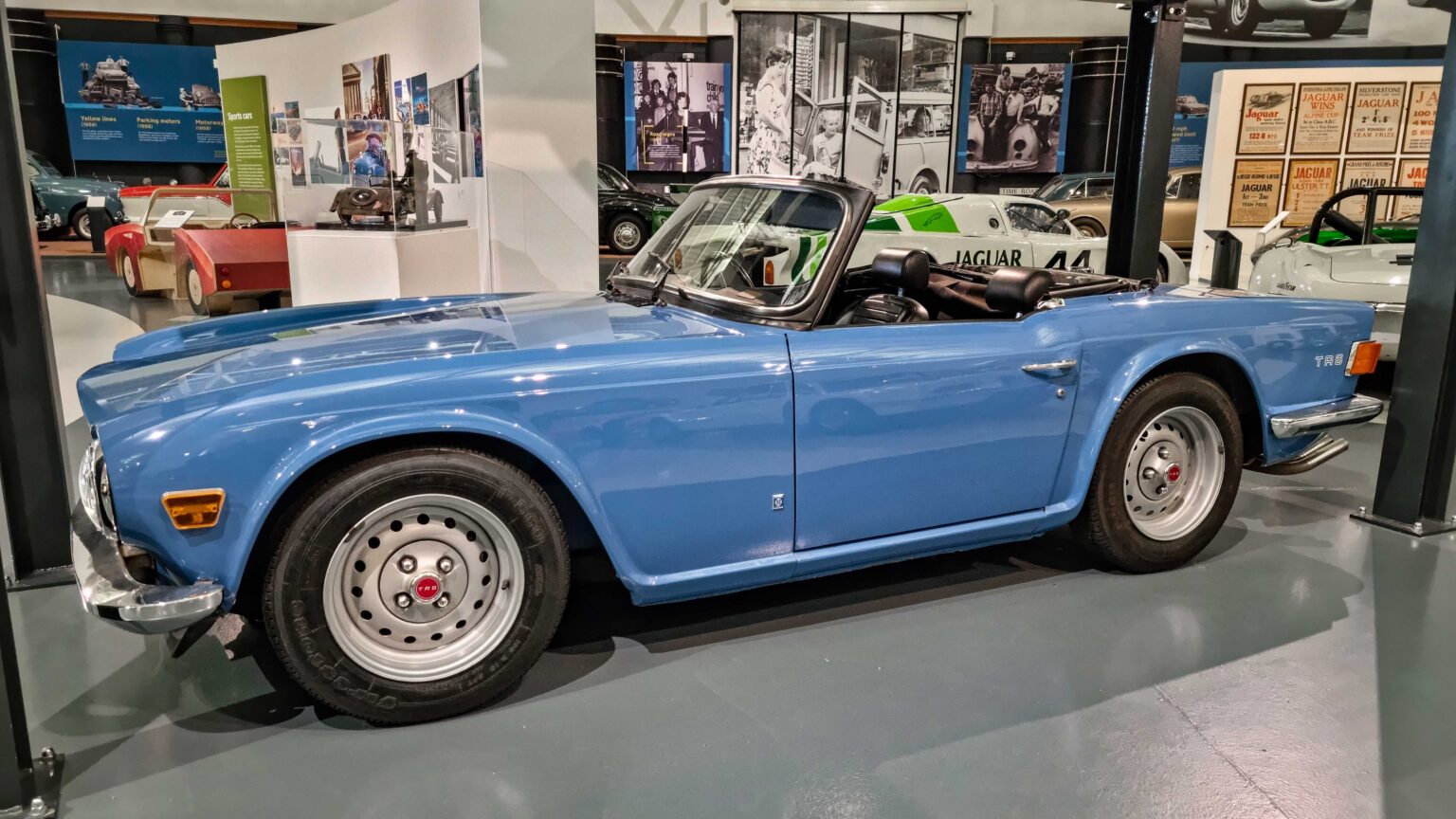 Triumph-TR-6-blue