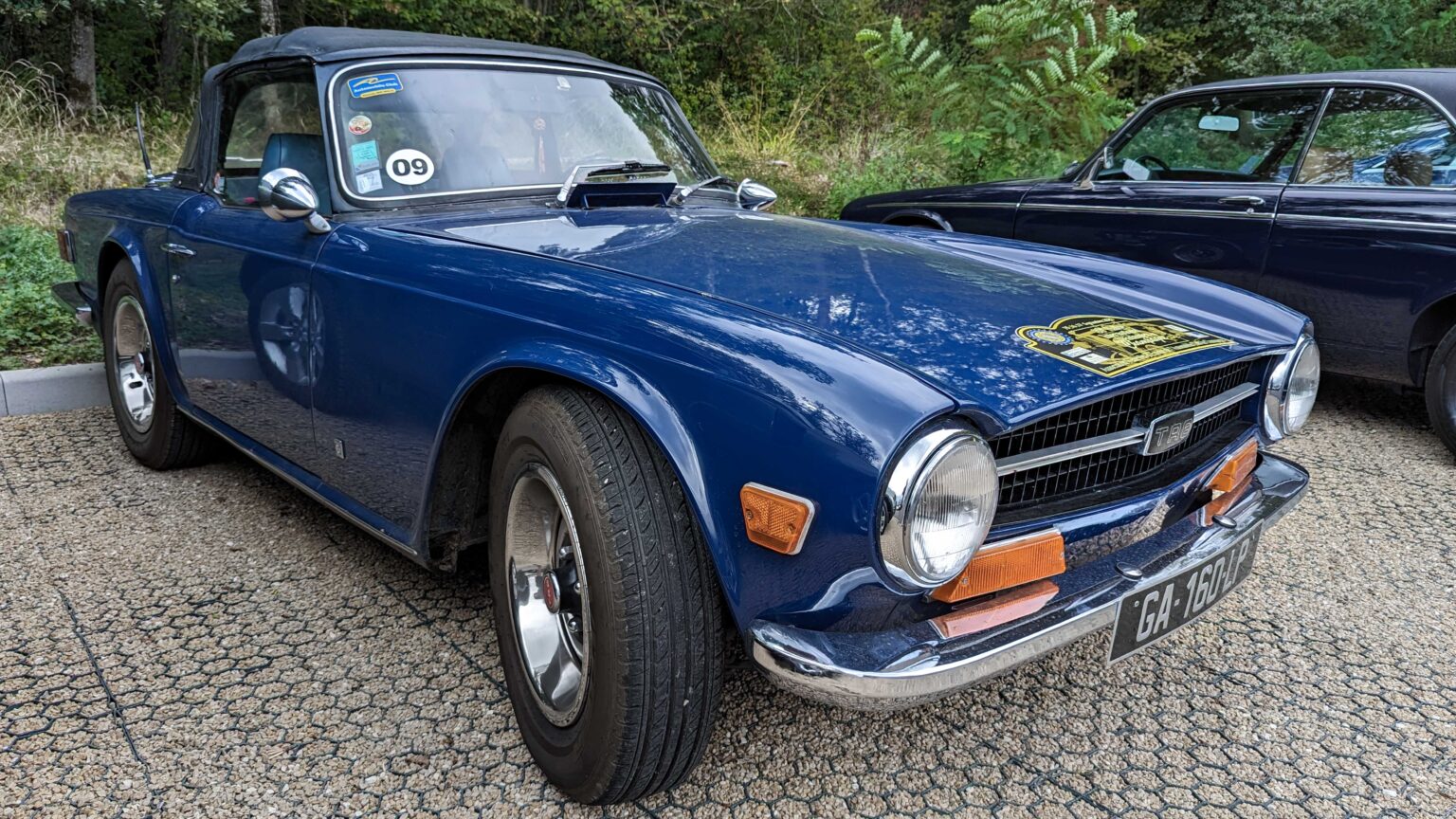 Triumph-TR-6-blue-front